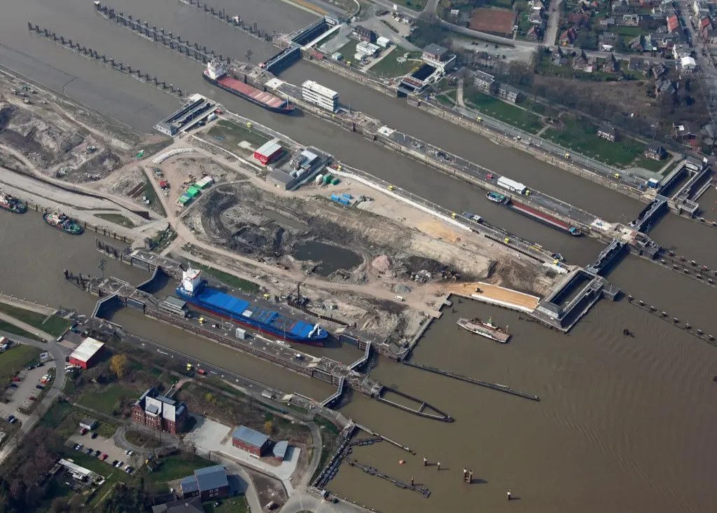 Brunsbüttel lock complex with new lock construction (Photo-WSA-Brunsbüttel)