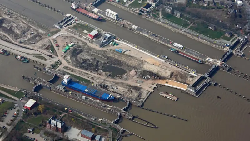 Brunsbüttel lock complex with new lock construction (Photo-WSA-Brunsbüttel)