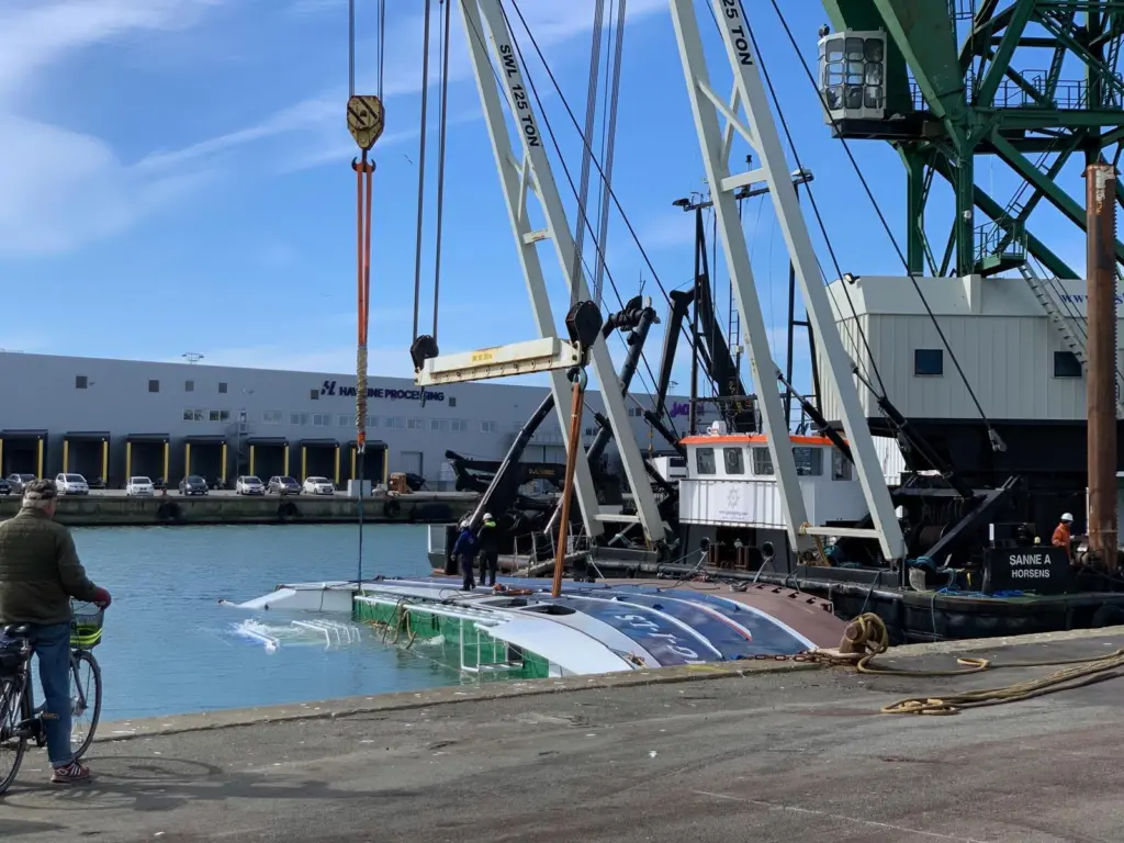 The trawler was supported by 'Sanne-A's' A frames and main crane (J.A. Rederiet)