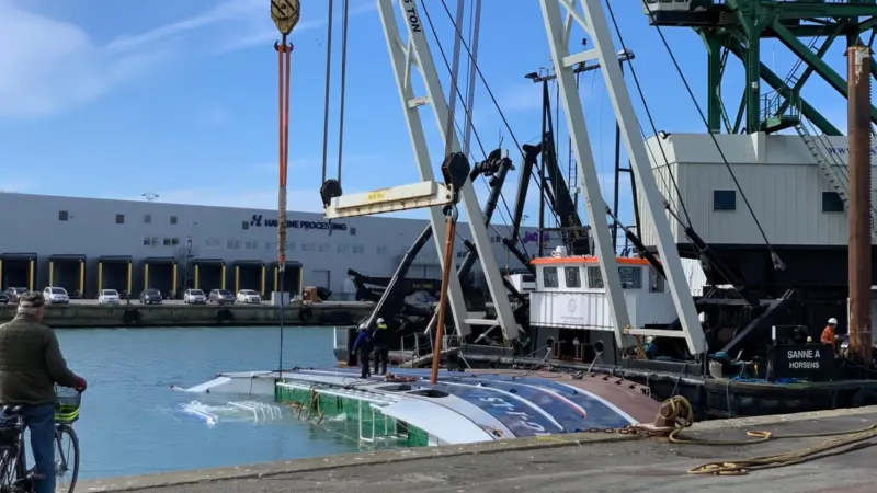 The trawler was supported by 'Sanne-A's' A frames and main crane (J.A. Rederiet)