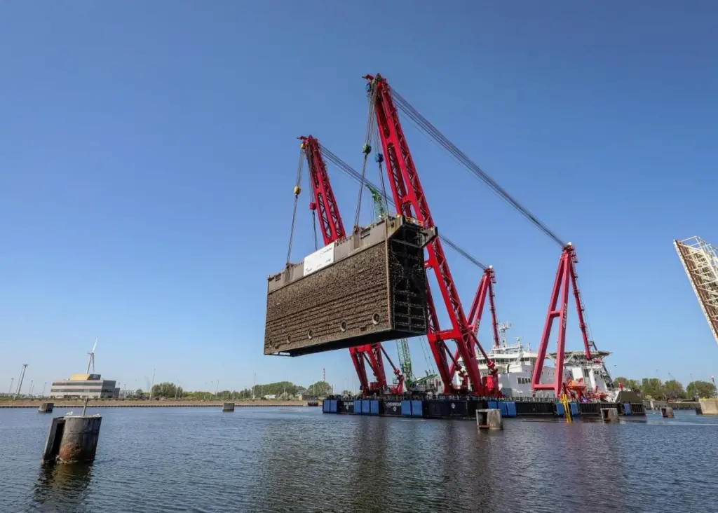 The ‘Gulliver’ is a pontoon derrick that can lift a weight of over 3,300 tonnes.