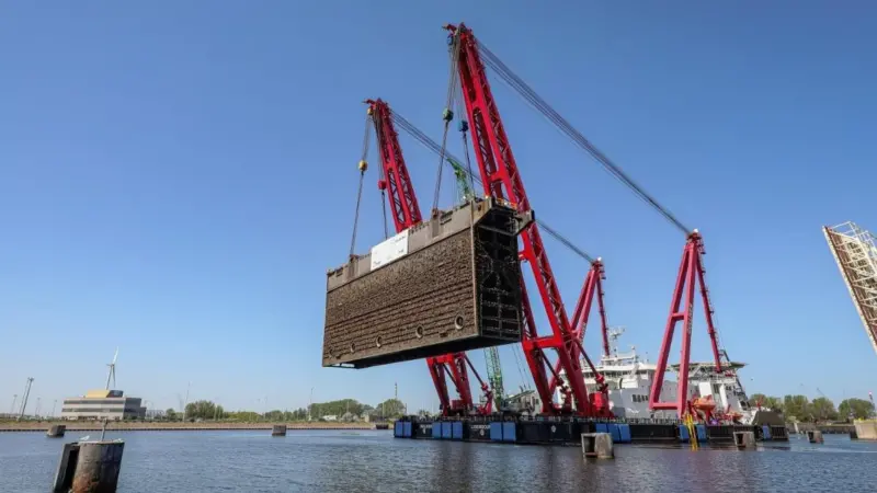 The ‘Gulliver’ is a pontoon derrick that can lift a weight of over 3,300 tonnes.