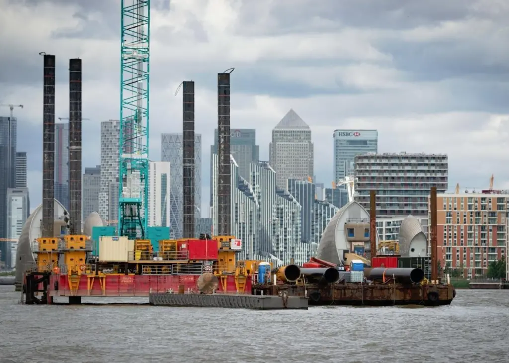 The task was completed using a 30t long reach excavator working on Red7Marine’s 250T 'Haven Seariser 4' jack-up barge (Photo: PLA)