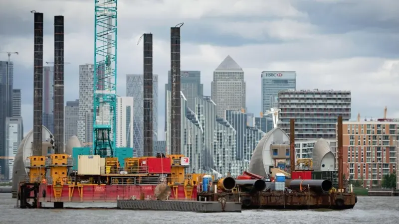 The task was completed using a 30t long reach excavator working on Red7Marine’s 250T 'Haven Seariser 4' jack-up barge (Photo: PLA)