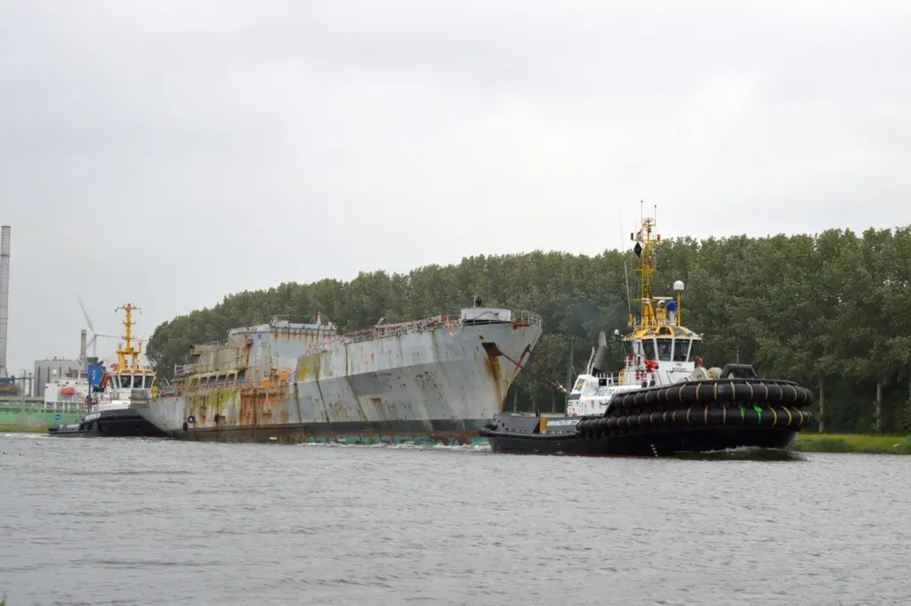 One of the two French naval vessel enroute to Belgium (Hans Neels - Multraship)