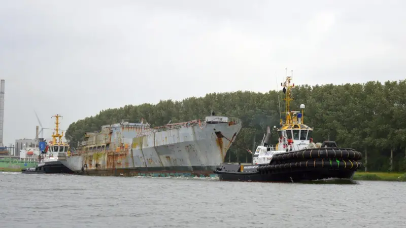 One of the two French naval vessel enroute to Belgium (Hans Neels - Multraship)