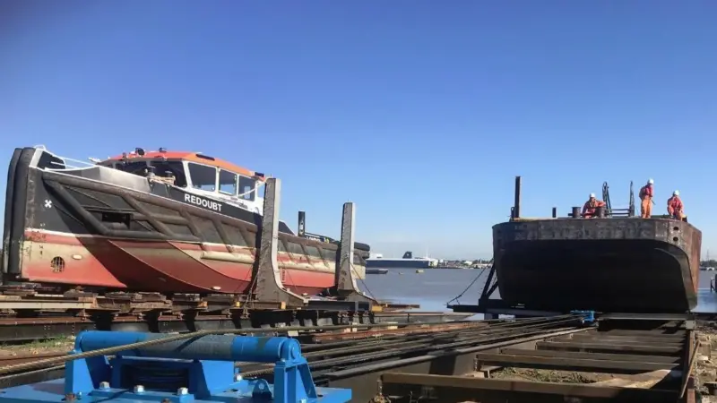 Each of the two slipways is capable of receiving ships up to a weight of 400 tonnes