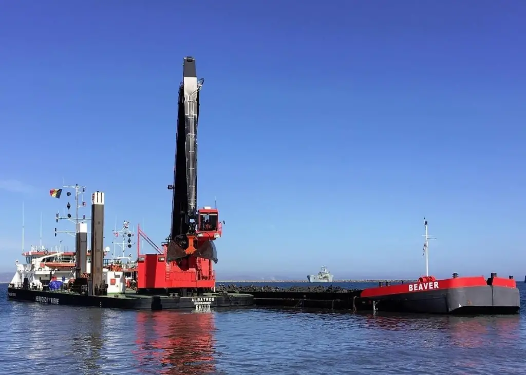 P1 Dredging being carried out on Outer Coaling Pier