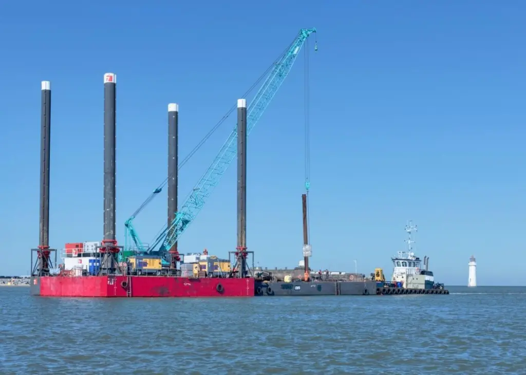 The navigational structures are being installed from Red7Marine’s 250 tonne 'Haven Seariser 1'