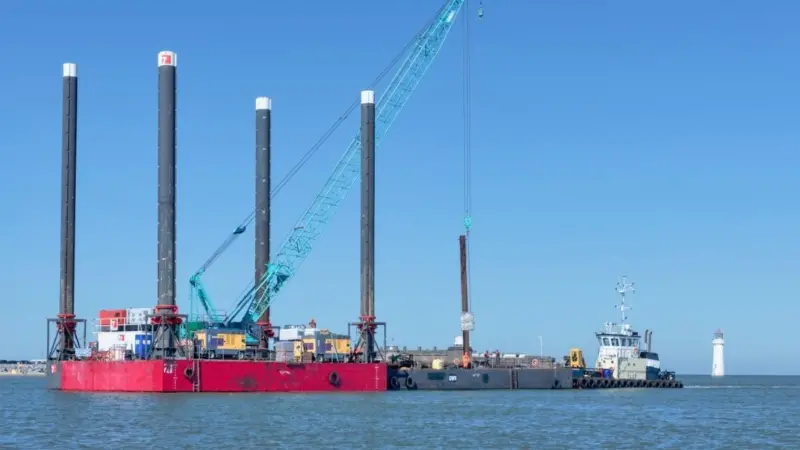 The navigational structures are being installed from Red7Marine’s 250 tonne 'Haven Seariser 1'