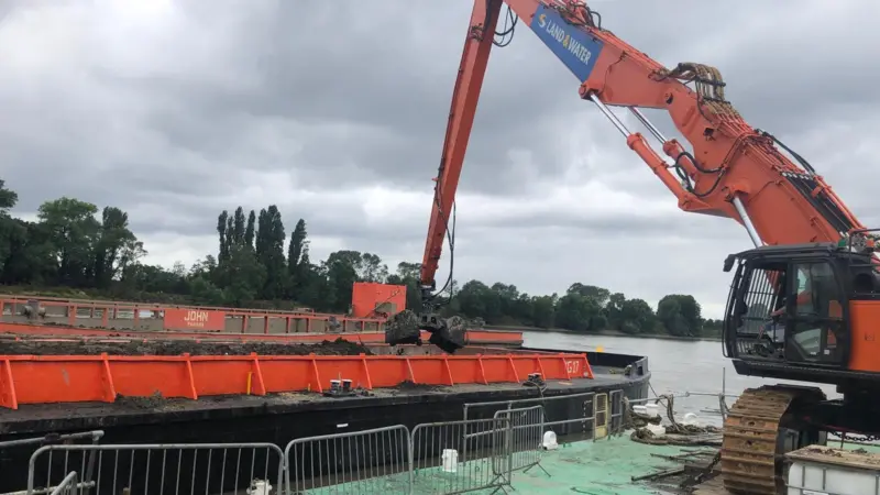 00_56783_MJOCT20Dredging-LandWater