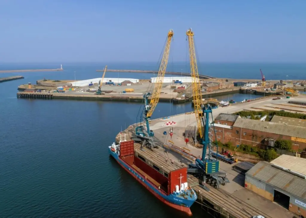 Sunderland tandem lift with a pair of Liebherr LHM 420 cranes