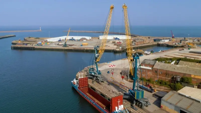 Sunderland tandem lift with a pair of Liebherr LHM 420 cranes