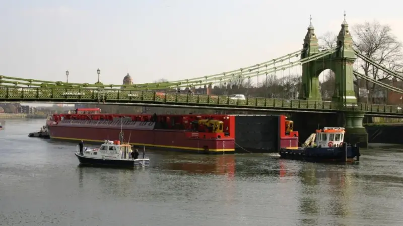 Hammersmith Bridge saw the 'Terra Marique' pass upstream in 2005 on its way to load the Concorde fuselage