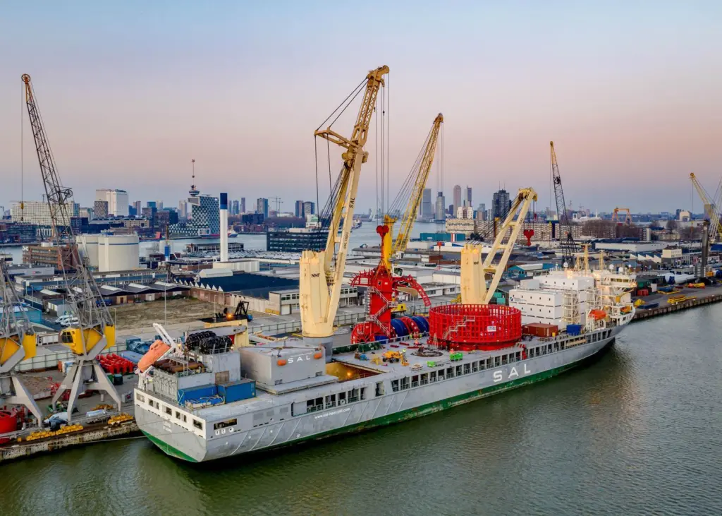 Heavy lift shipping