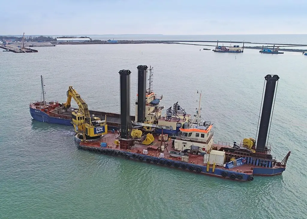Rohde Nielsen floating plant on site at Ystad