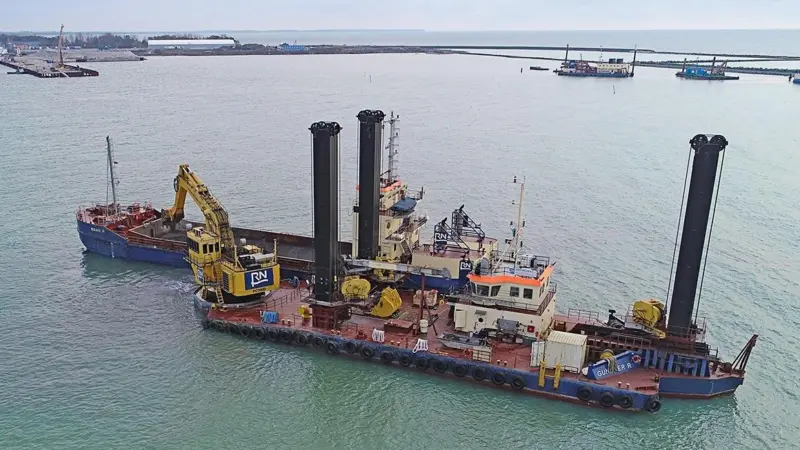 Rohde Nielsen floating plant on site at Ystad