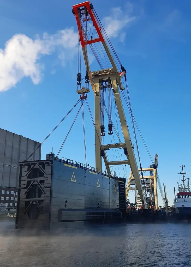 The latest Oslebshauser Lock gate leaves Fassmer for home after renovation. Photo bremenports