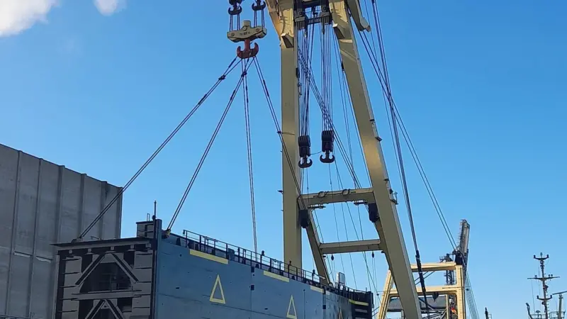 The latest Oslebshauser Lock gate leaves Fassmer for home after renovation. Photo bremenports