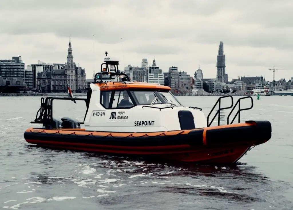 For the hull, Gemini uses vacuum infusion technology with foam core to keep the weight down
