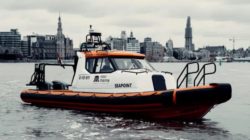 For the hull, Gemini uses vacuum infusion technology with foam core to keep the weight down