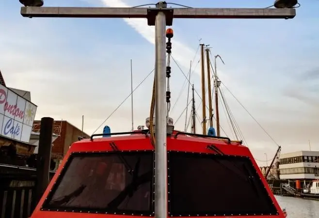 The iHSS Pole Mount contributes to data quality and allows the sonar head to be retracted from the water when in transit