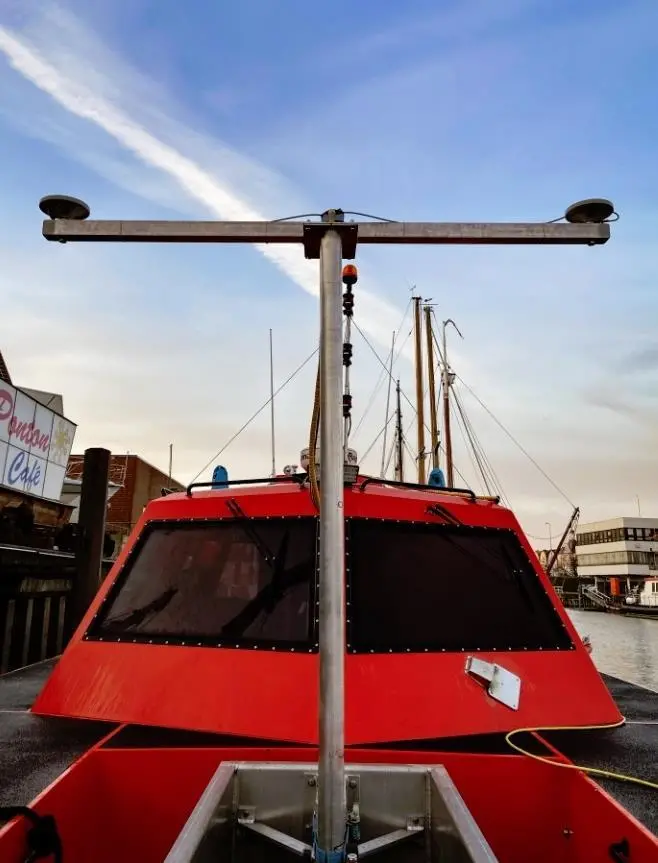 The iHSS Pole Mount contributes to data quality and allows the sonar head to be retracted from the water when in transit