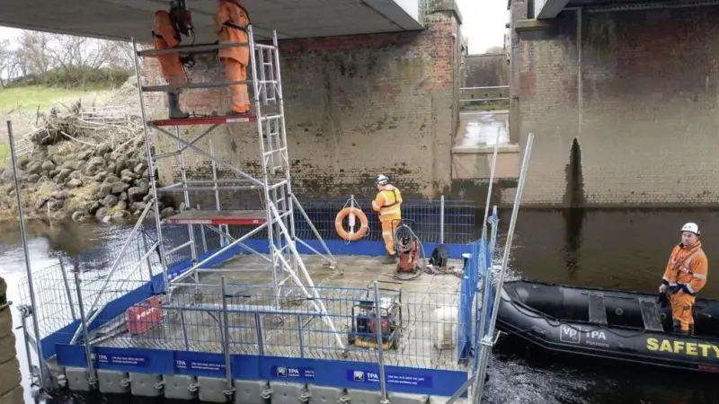 The bracket bolted to each corner of the raft allows a leg to be raised and lowered using a winch system