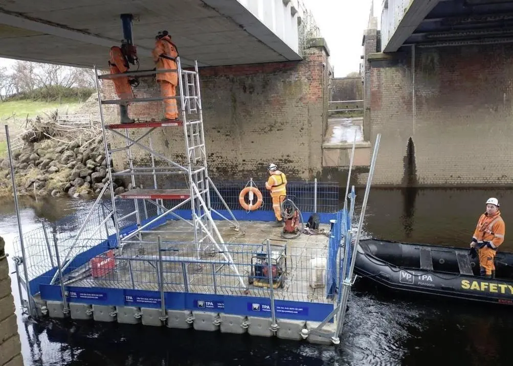 The bracket bolted to each corner of the raft allows a leg to be raised and lowered using a winch system