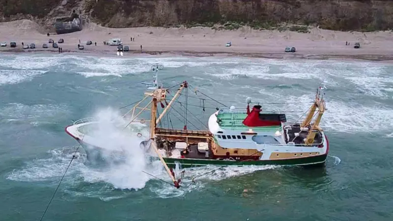Multraship engaged several vessels to help refloat the 'Sursum Corda'  (Jens Kranen - ISU)