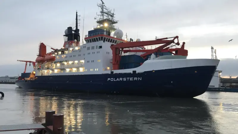 Polarstern leaves LWB for the Antarctic – remarkably fit after a year in the Arctic.