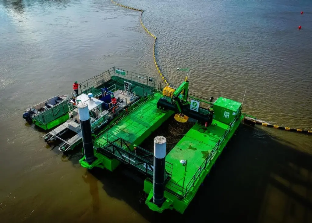 Once the litter trap is full, everything is transferred into a CO2 neutral DEME vessel using VR technology