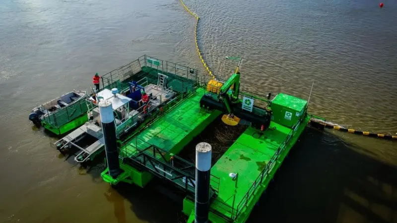 Once the litter trap is full, everything is transferred into a CO2 neutral DEME vessel using VR technology
