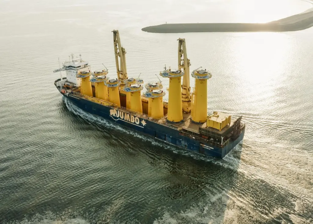 Jumbo transports wind farm components