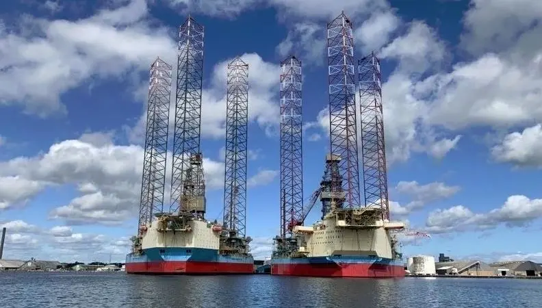 'Maersk Interceptor' safely on berth 52 next to the 'Maersk Innovator'