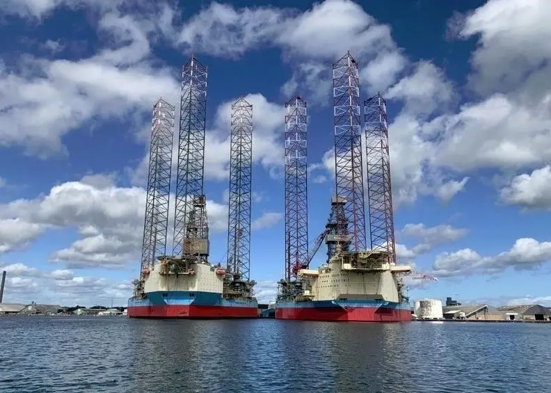 'Maersk Interceptor' safely on berth 52 next to the 'Maersk Innovator'