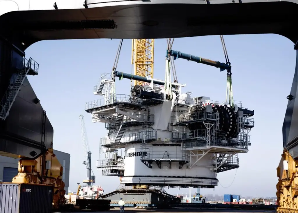 For faster maintenance during operation, all components of the HLC are safely accessible via stairs and platforms