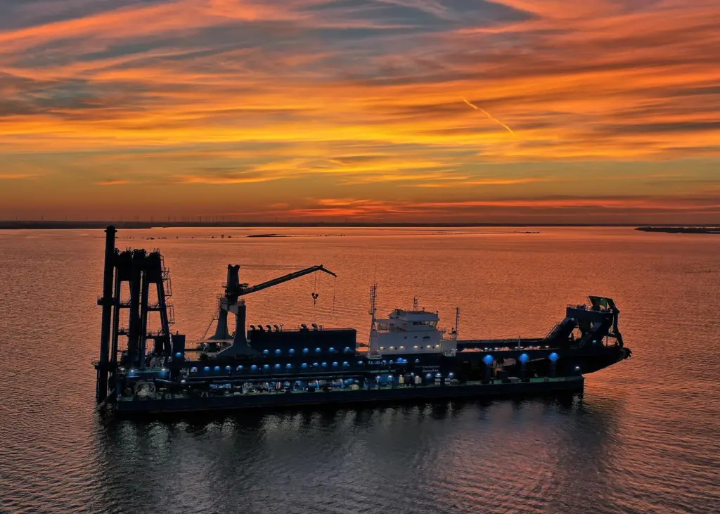00_57466_MJDredging-APR21-Royal-IHC