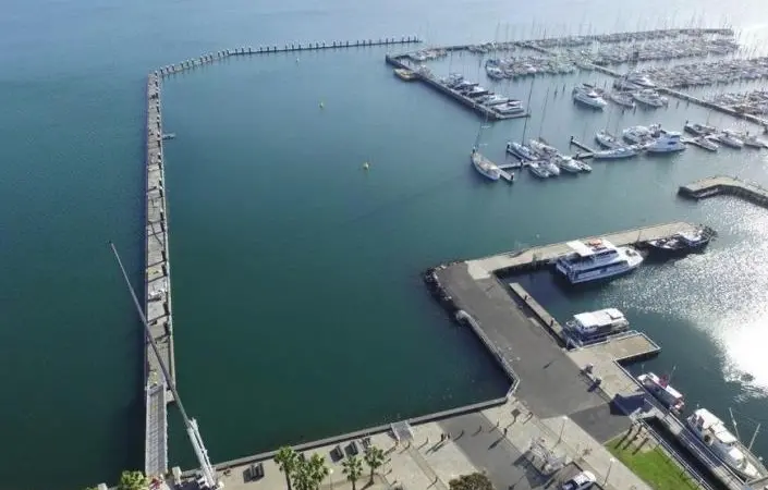 The wave attenuator was designed not only to welcome visitors for a unique on-water experience but also as a wave protection for the harbour