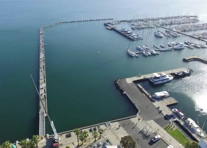 The wave attenuator was designed not only to welcome visitors for a unique on-water experience but also as a wave protection for the harbour