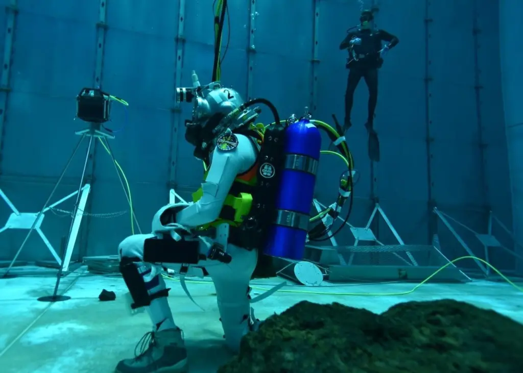 Dive tank deployment of Echoscope4G® C500 Inspector