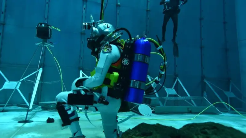 Dive tank deployment of Echoscope4G® C500 Inspector