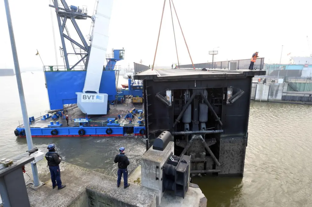 Complex Kaiserschleuse lock gate removal – this time part of a wider scenario in Bremerhaven. Photo bremenports.