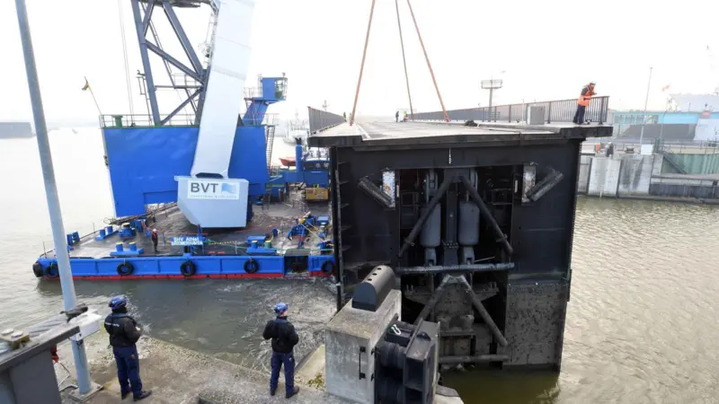 Complex Kaiserschleuse lock gate removal – this time part of a wider scenario in Bremerhaven. Photo bremenports.