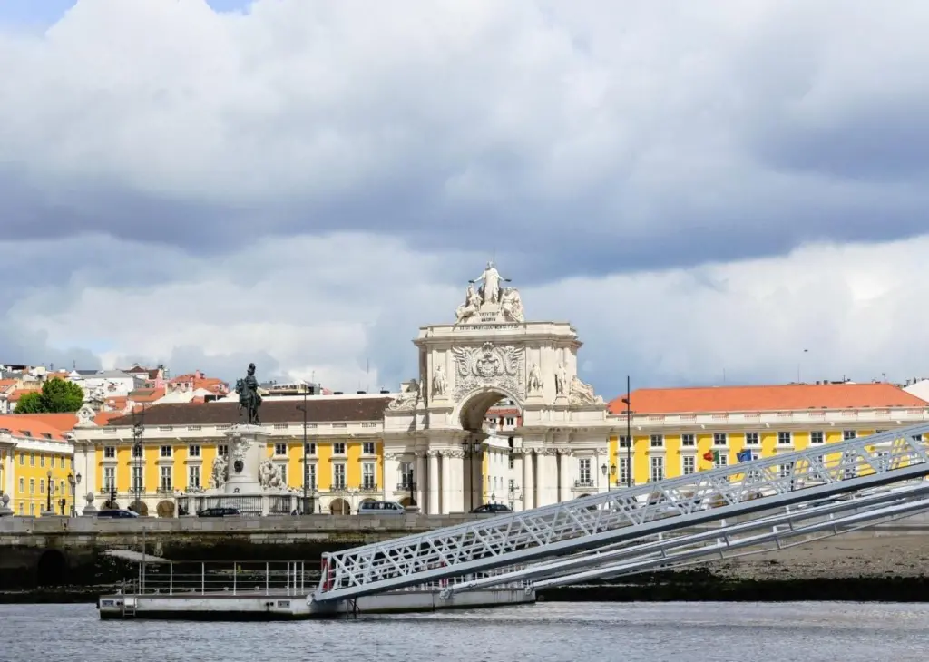 Lindley supplied the new nautical infrastructure at Praça do Comércio,