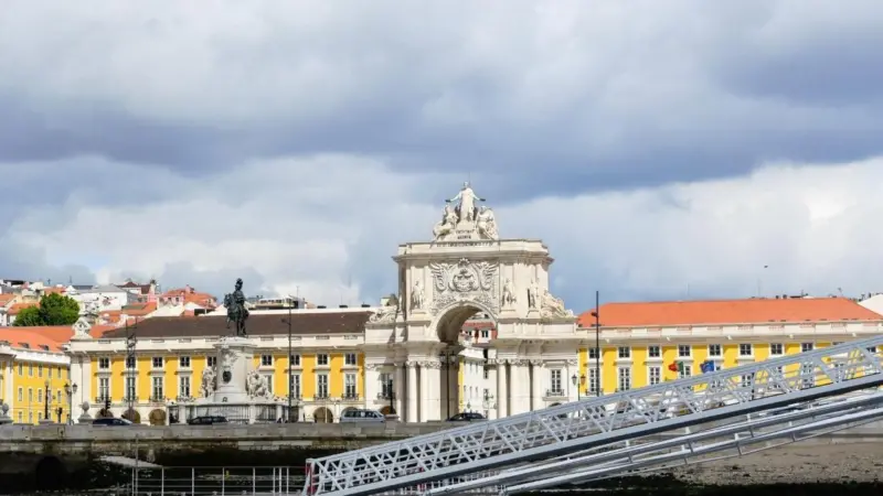 Lindley supplied the new nautical infrastructure at Praça do Comércio,