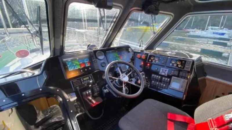Central helm position with excellent all round visibility