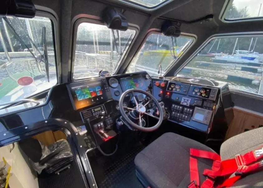 Central helm position with excellent all round visibility