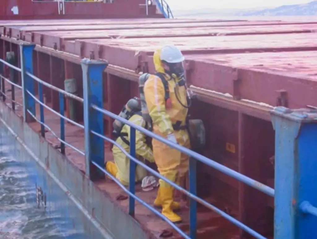 Protective suits were required by Russian salvors in the toxic gas incident (ISU)