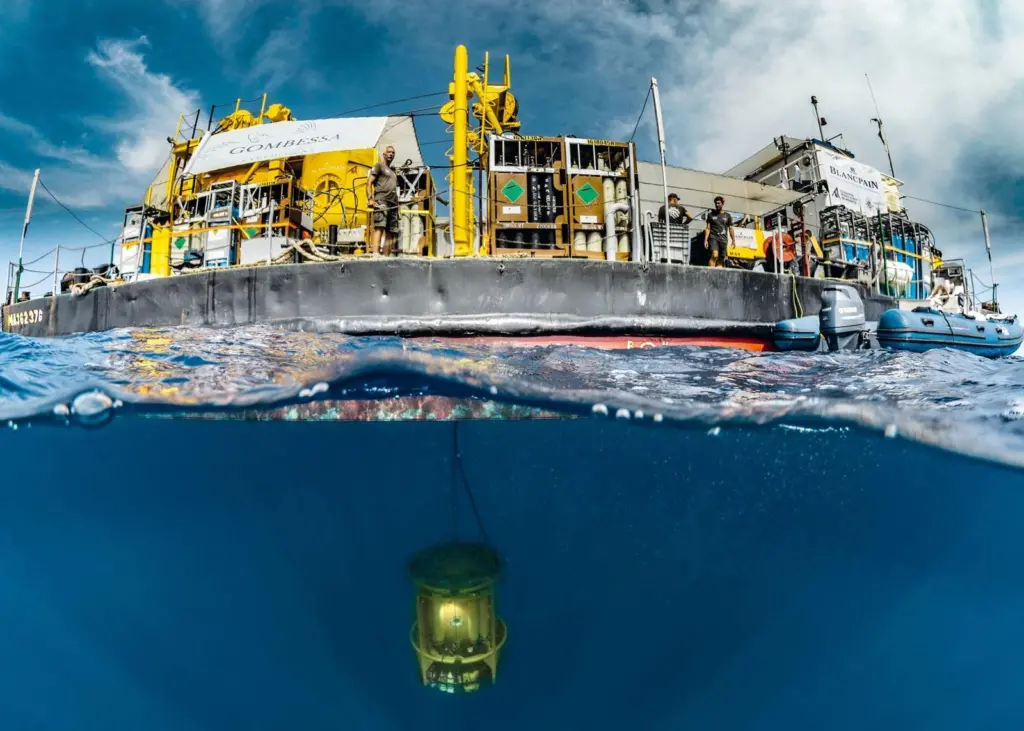 The Gombessa 6 saturation barge and the submerged turret Photo: Jordi Chias Gombessa Expéditions